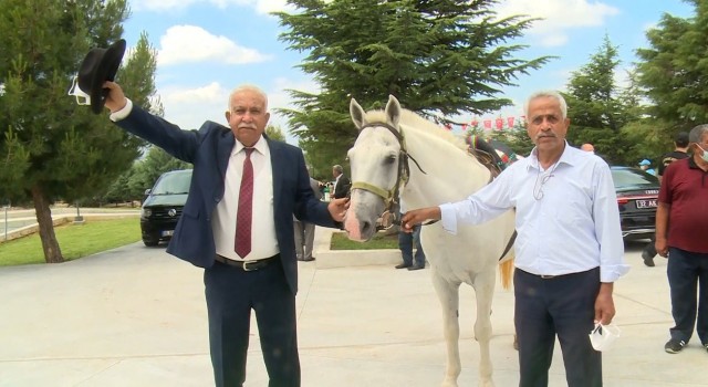 DYPli eski Belediye Başkanı Demirelin mezarına kıratla girdi