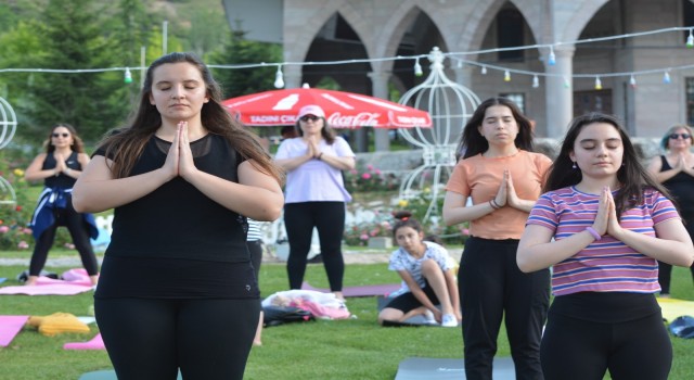 Ispartada kadınlar pandeminin stresini açık havada yoga ile atıyor