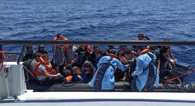 İzmir açıklarında 55 düzensiz göçmen kurtarıldı