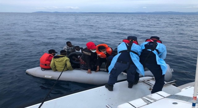 İzmirde Sahil Güvenlikten kaçak göçmen operasyonları