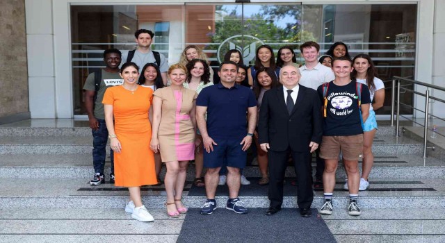 Amerikalı öğrenciler yaz okulu için İzmire geldi