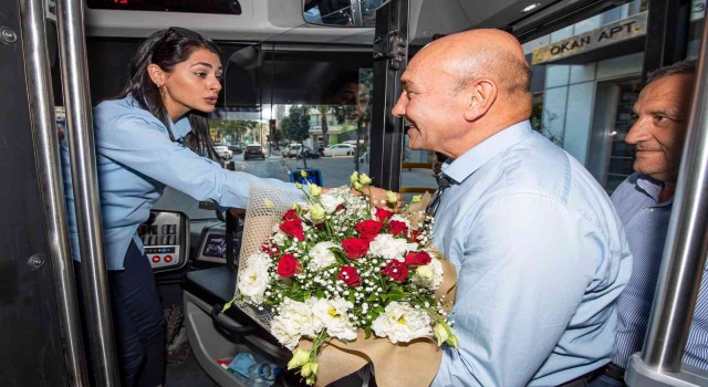 Başkan Soyerden darp edilen kadın şoföre çiçekli sürpriz