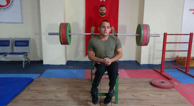Bedensel engelli Milli Halterci Mustafa Uzuner, halterde engel tanımıyor