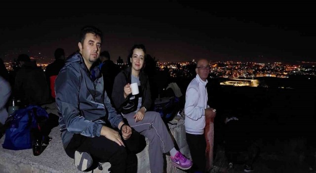 Gece yürüyüşçüleri Bademlik Tepesinde şehir manzarasını izledi