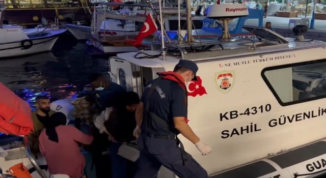 Yunanistanın ölüme ittiği 130 göçmen Sahil Güvenlik ekiplerince kurtarıldı