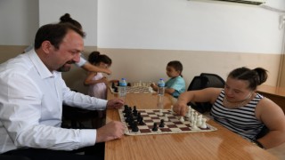 Çiğli Belediyesinden çocuklara satranç takımı hediyesi