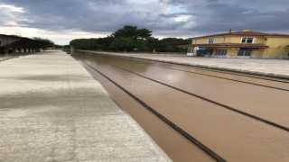 Dinarda aşırı yağış hemzemin geçitleri ve demiryolunu sular altında bıraktı