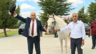 DYPli eski Belediye Başkanı Demirelin mezarına kıratla girdi