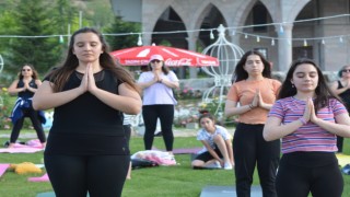 Ispartada kadınlar pandeminin stresini açık havada yoga ile atıyor