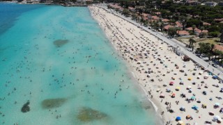 Çeşmede nüfus 1 milyonu aştı; plajlardaki kalabalık havadan görüntülendi