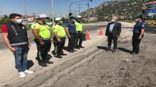 Isparta Valisi Seymenoğlu trafik uygulama noktalarını ziyaret etti