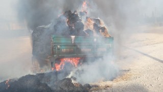 Satmaya geldiği 30 ton saman alev alev yandı