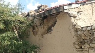 Altıntaş depreminde Afyonkarahisardaki bir köyde ahır duvarı yıkıldı