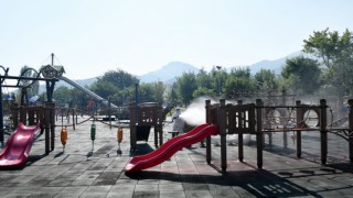 Ispartada parklar ve çocuk oyun alanları temizleniyor, dezenfeksiyonu yapılıyor