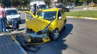 Ispartada ticari taksi ile otomobil çarpıştı: 3 yaralı