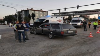 Tır kavşakta minibüs ve otomobille çarpıştı: 4 yaralı