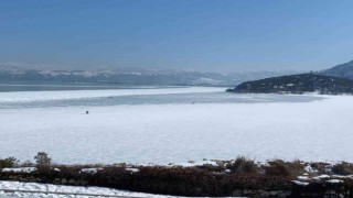 Buz tutan Eğirdir Gölünde yürüyüşler yasaklandı