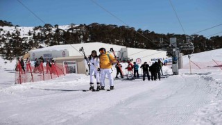 Türkiyenin dört bir yanından gelen kayakseverler karın tadını çıkardı