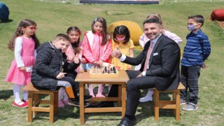 Başkan Yüzügüllü çocuklarla satranç etkinliğinde buluştu
