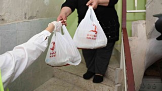 Bayraklı Belediyesinden 10 bin kişilik iftar paketi