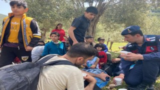 İzmirde boş arazide 94 Afgan göçmen kurtarıldı