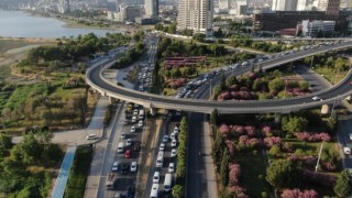 İzmirde trafiğe kayıtlı araç sayısı arttı