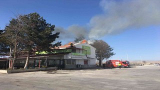 Restoranda çıkan yangında alevler çatıyı kullanılamaz hale getirdi