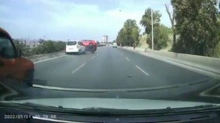 İzmirde aracın çarptığı otomobil takla attı, o anlar kameraya yansıdı
