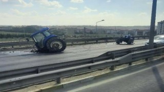 Zincirleme trafik kazasında ikiye bölünen traktörün sürücüsü yaralandı