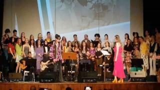 Eskişehir TOKİ Şehit İkram Cirit Anadolu Lisesinin ‘Unutulmayan Şarkılar konseri ilgi gördü