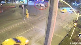 Eskişehirdeki trafik kazası MOBESE kamerasına yansıdı