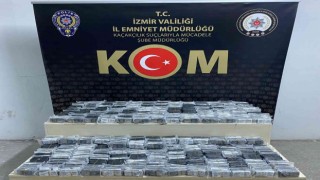 İzmirde 990 gümrük kaçağı cep telefonu ele geçirildi