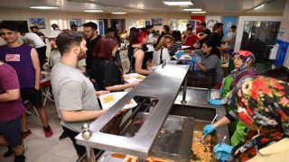 Üniversite öğrencilerinin çok sevdiği ücretsiz yemek hizmeti devam ediyor