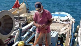 Ağlar ve tekneler tamir ediliyor, balıkçılar 1 Eylüle hazırlanıyor