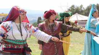 Eskişehir Anadolu Bacıları grubu ‘Kahraman Türk Kadınları tiyatro gösterisini Tavşanlıda sahneledi