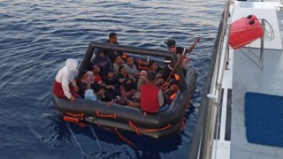 İzmir açıklarında 44 düzensiz göçmen yakalandı, 23ü kurtarıldı