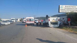 İzmirde yolcu minibüsü ile otomobil çarpıştı: 5 yaralı