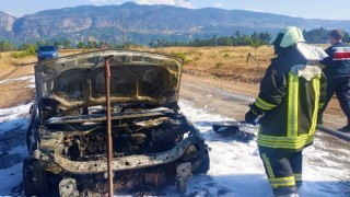 Kadın sürücü yanan araçtan son anda kurtuldu