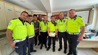 Mesai arkadaşlarından emektar polis memuruna doğum günü sürprizi
