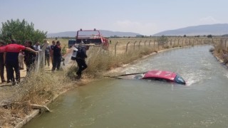 Otomobil kanala uçtu: 2 yaralı