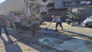 Seferihisarda esnaf, belediyenin kapatmadığı çukurları betonla doldurdu