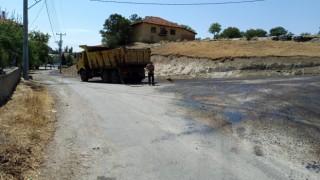 Uşak İl Özel İdaresi köy yollarında asfalt çalışmalarını sürdürüyor